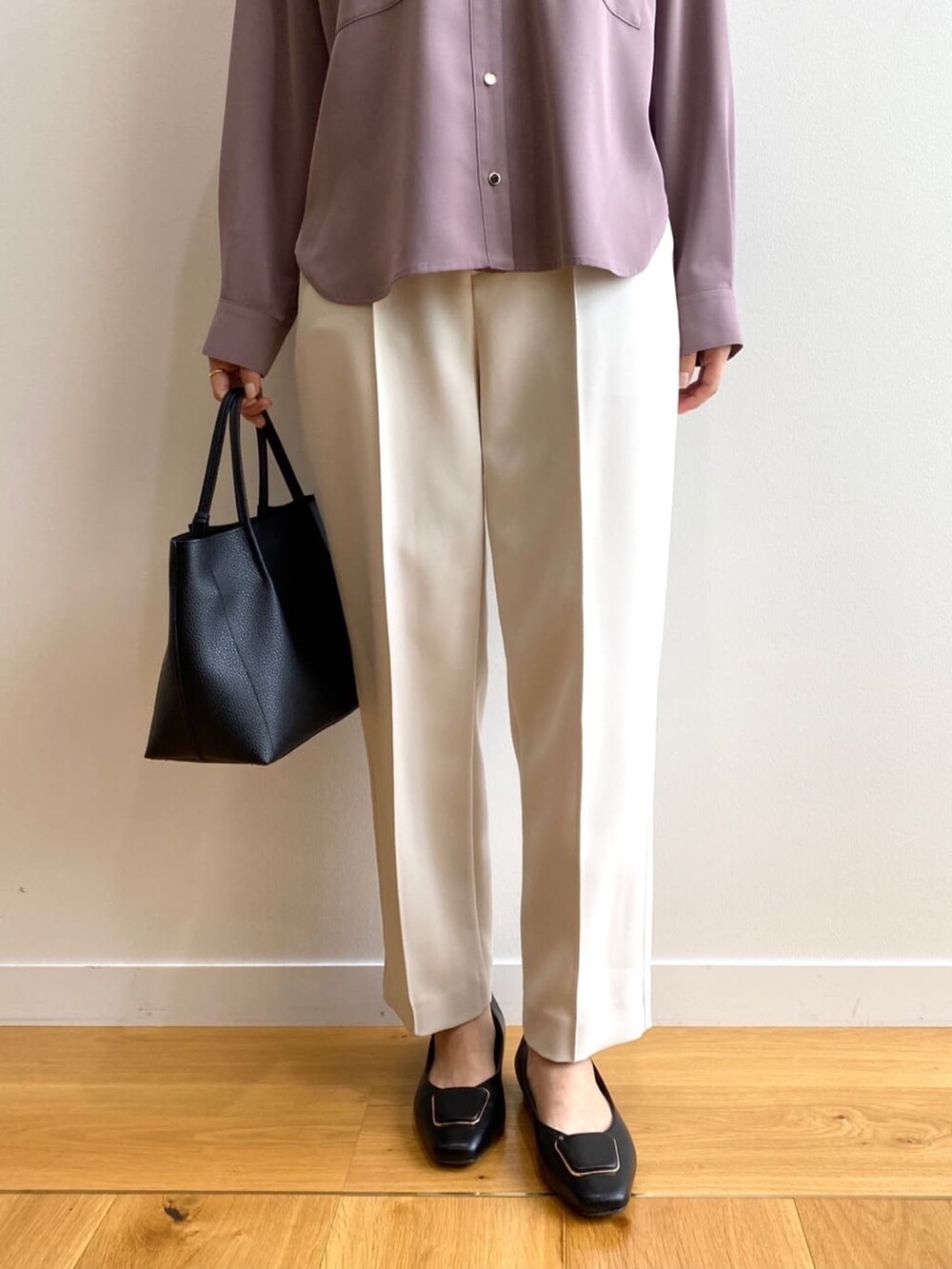 ブラウン系のシャツ/ブラウス、ブラック系のトートバッグ、ブラック系のその他シューズを着用したレディースの秋コーディネートの5枚目の写真
