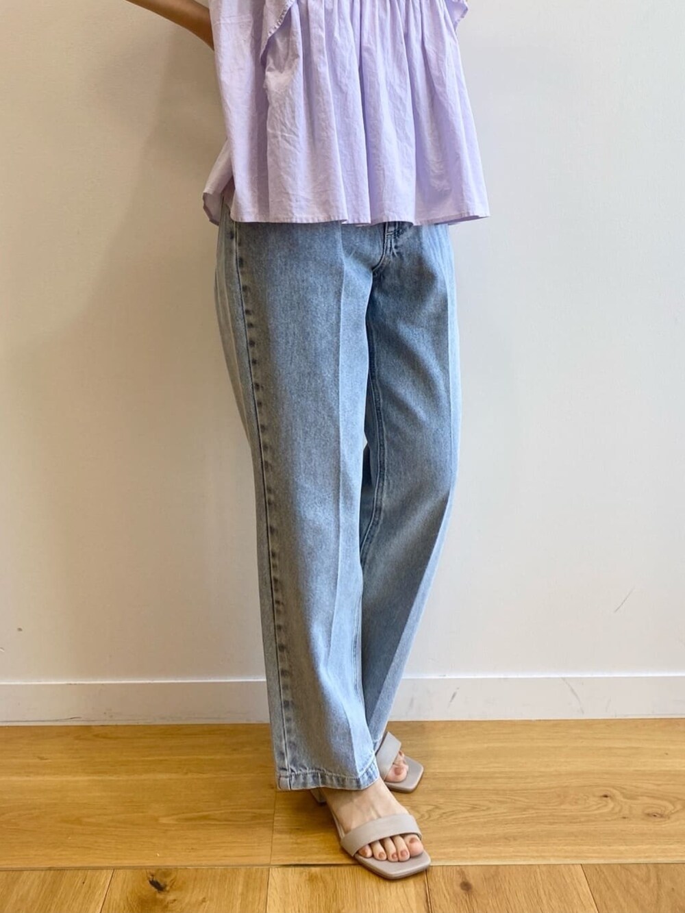 パープル系のシャツ/ブラウス、ブルー系のデニムパンツ、ベージュ系のサンダルを着用したレディースの夏コーディネートの9枚目の写真