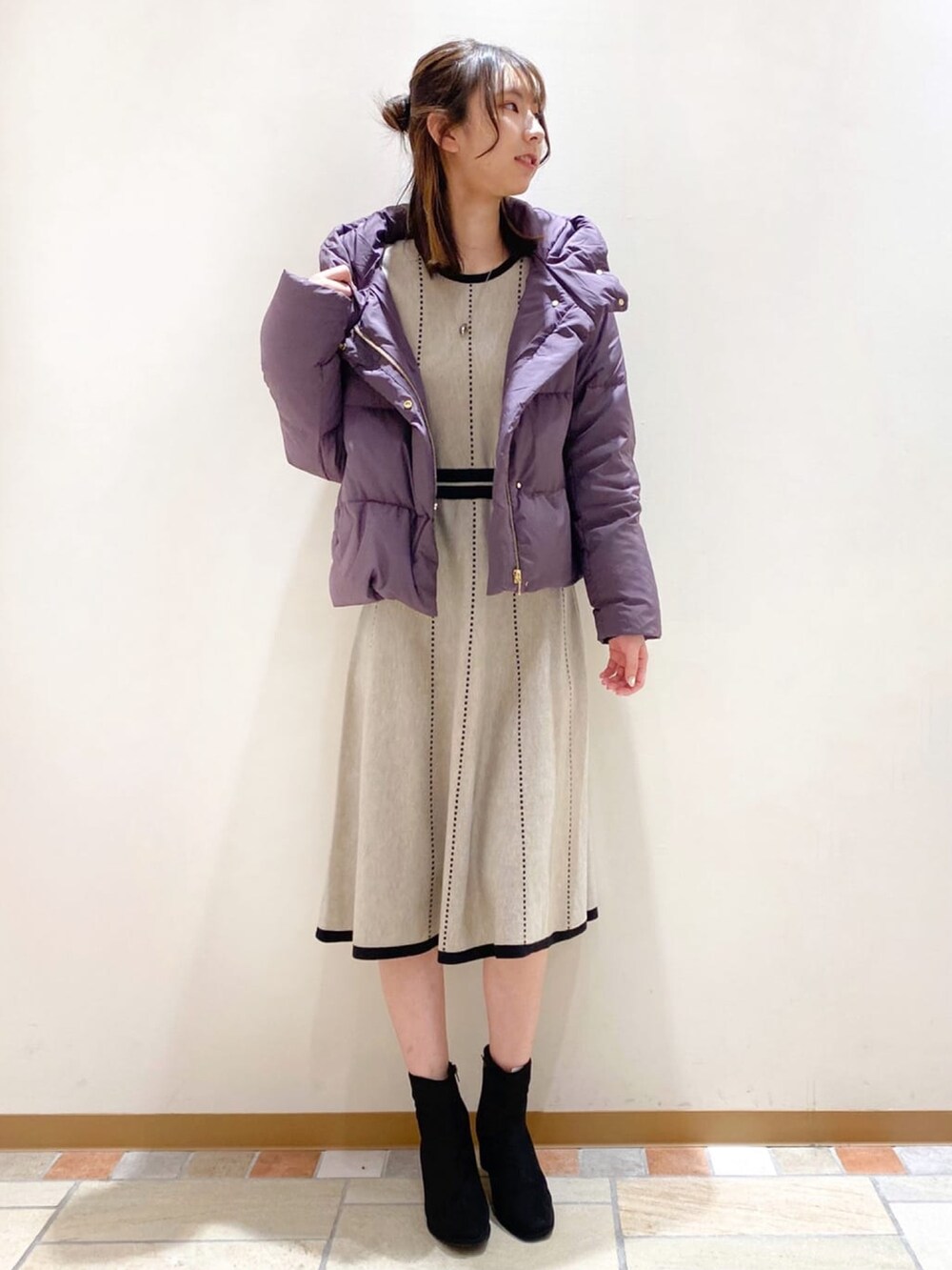 「INDEX、index、インデックス、ワンピース、ニットワンピース、ダウンジャケット、きれいめカジュアル、クリスマスに着たい服、プチプラ、プチプラコーデ、マイベストコーデ2022、休日スタイル、韓国ファッション」｜「indexのバイカラーニットワンピース（ワンピース、ベージュ系）」を使った、index スタッフさん（レディース・166cm）の冬コーディネートの2枚目の写真