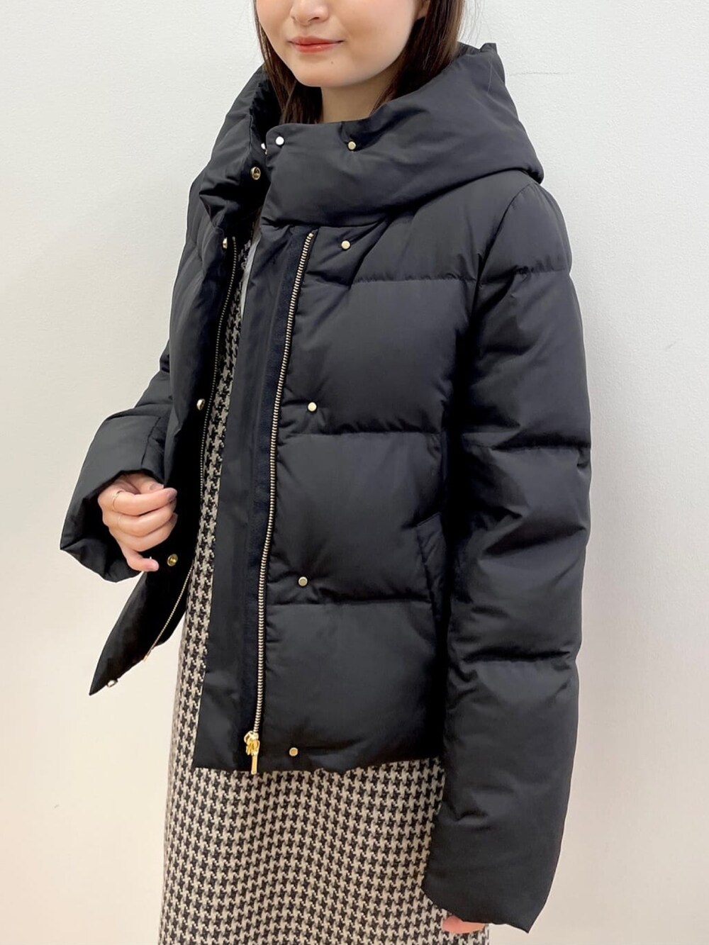 「ダウンジャケット、ジャンスカ、冬コーデ、休日スタイル、インデックス、INDEX、韓国ファッション、クリスマスに着たい服、マイベストコーデ2022」｜「indexのKAWADAグリーンダウンショートコート【WEB限定サイズ・カラー】（ダウンジャケット/コート、ブラック系）」を使った、index スタッフさん（レディース・158cm）の冬コーディネートの4枚目の写真