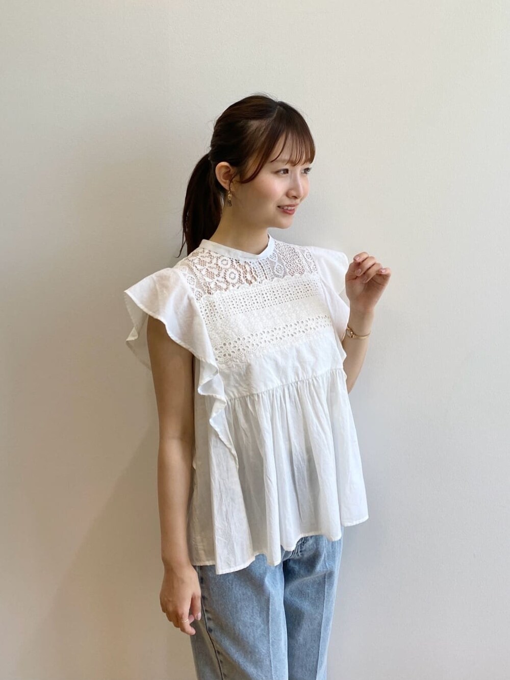 ブルー系のデニムパンツ、ベージュ系のサンダル、ホワイト系のシャツ/ブラウスを着用したレディースの夏コーディネートの6枚目の写真