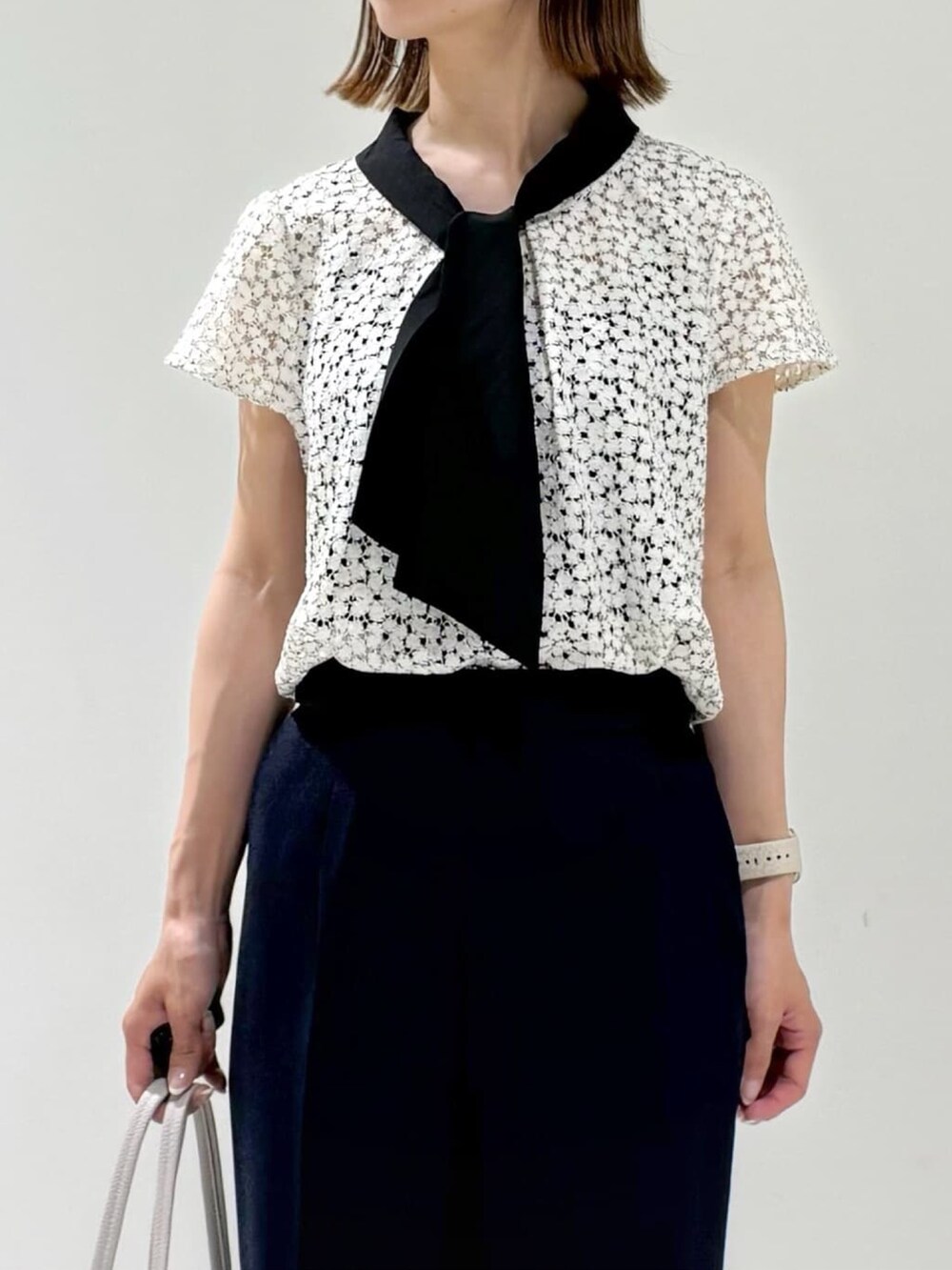 ベージュ系のシャツ/ブラウス、ブルー系のその他パンツ、ブラック系のパンプスを着用したレディースの夏コーディネートの2枚目の写真