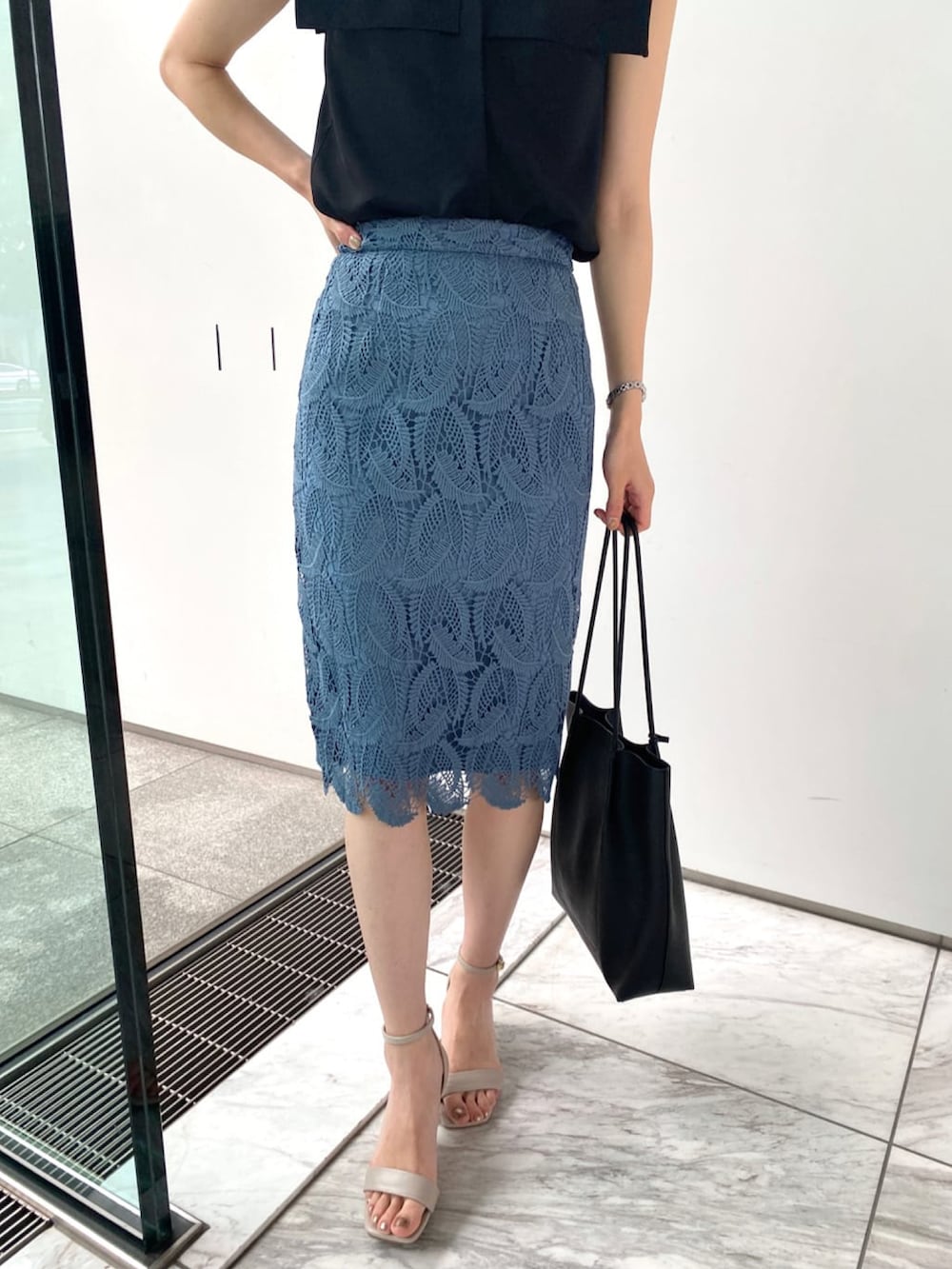 ブラック系のシャツ/ブラウス、ブルー系のスカート、ブラック系のトートバッグを着用したレディースの夏コーディネートの5枚目の写真