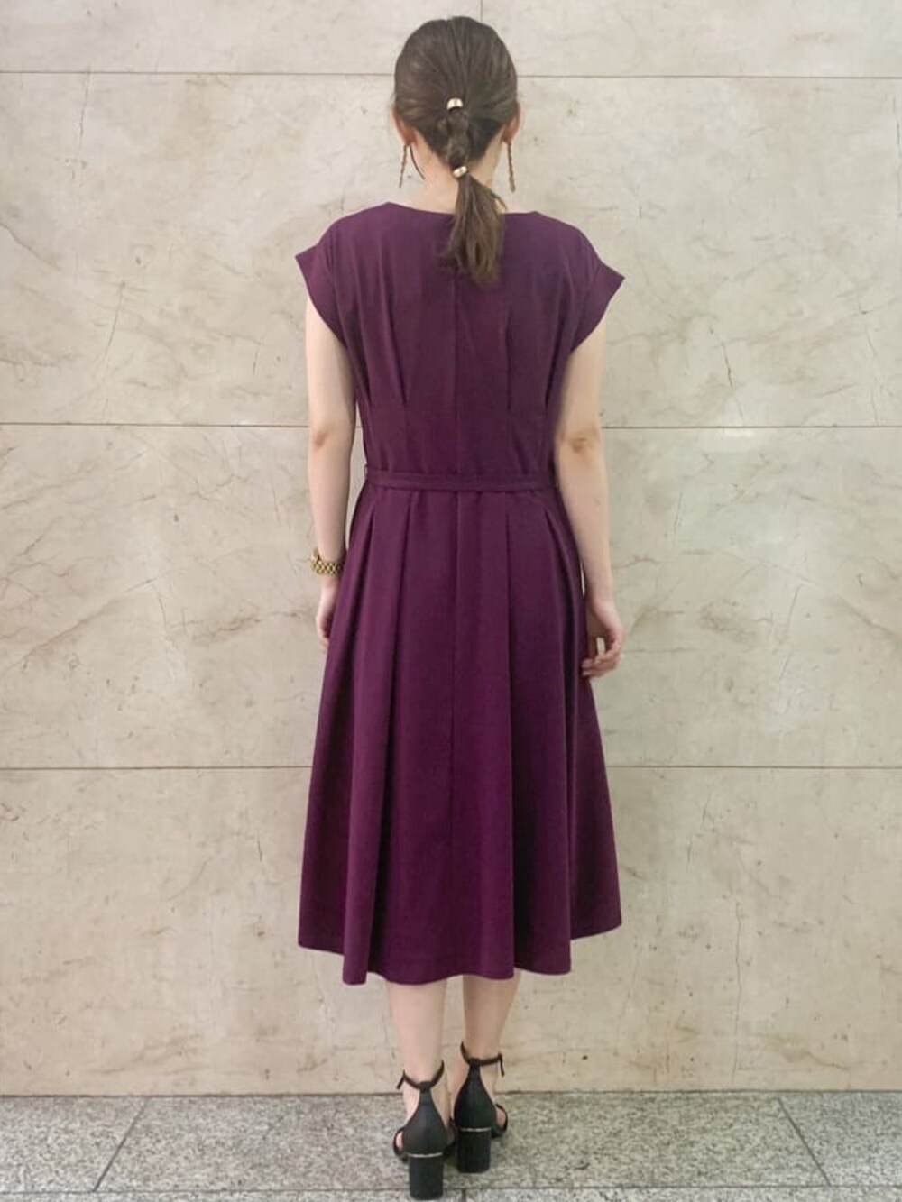 レッド系のワンピース、ブラック系のサンダルを着用したレディースの夏コーディネートの3枚目の写真