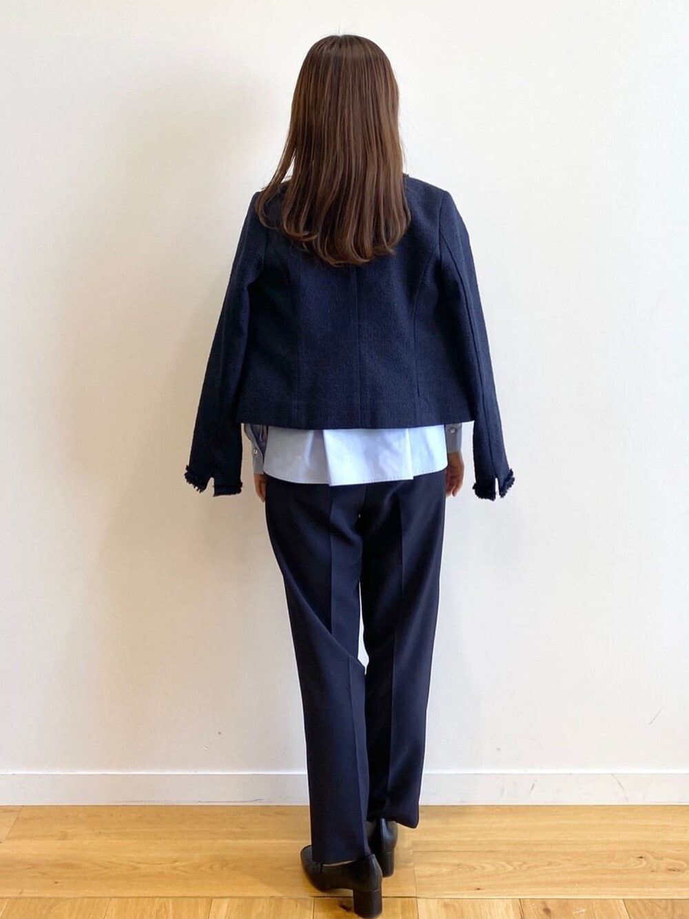 ブルー系のノーカラージャケット、ブルー系のシャツ/ブラウス、ブラック系のパンプスを着用したレディースの春コーディネートの3枚目の写真