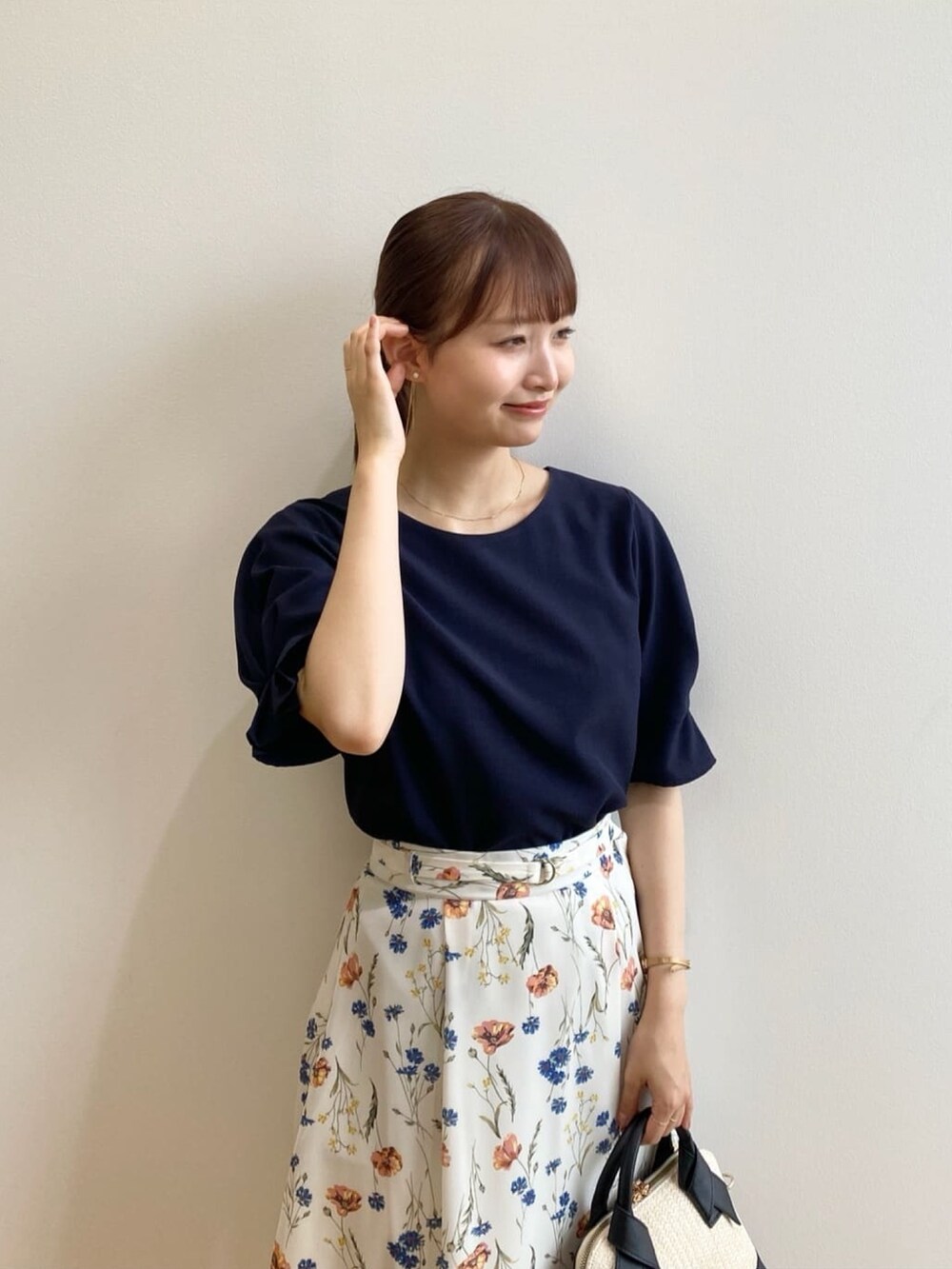 「INDEX、index、インデックス、プチプラ、夏コーデ、通勤コーデ、デートコーデ、サンダル、スカート、ブラウス、きれいめカジュアル、おでかけコーデ、オトナカジュアル、キレイめカジュアル、大人コーデ」｜「indexの《新色追加》タックスリーブブラウス【洗濯機洗い可/吸水速乾/防シワ/抗ピル】（シャツ/ブラウス、ブルー系）」を使った、index スタッフさん（レディース・158cm）の夏コーディネートの7枚目の写真
