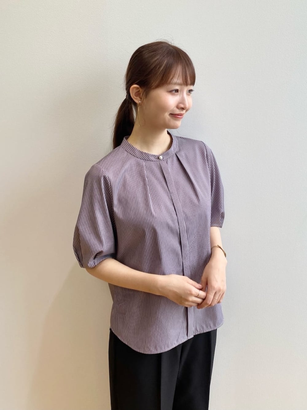 パープル系のシャツ/ブラウス、ブラック系のその他パンツ、ブラック系のサンダルを着用したレディースの夏コーディネートの6枚目の写真