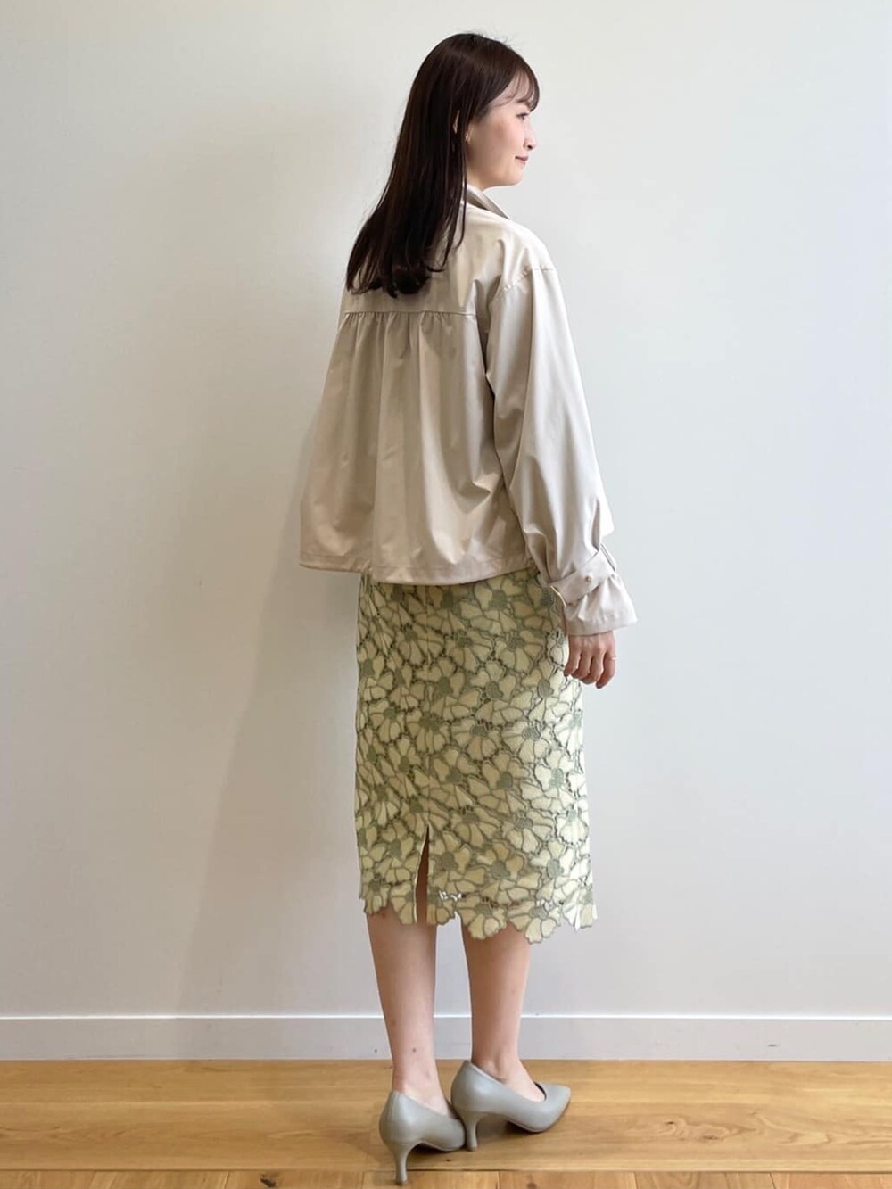 イエロー系のスカート、ブルー系のTシャツ/カットソー、グリーン系のパンプスを着用したレディースの春コーディネートの3枚目の写真