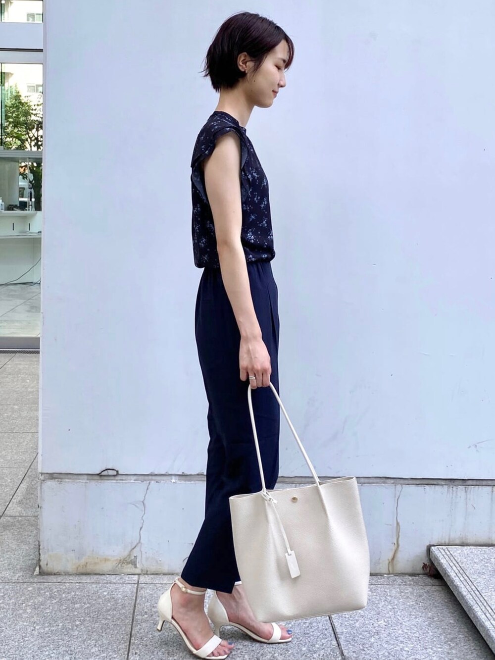 ブルー系のシャツ/ブラウス、ブルー系のその他パンツ、グレー系のトートバッグを着用したレディースの夏コーディネートの2枚目の写真