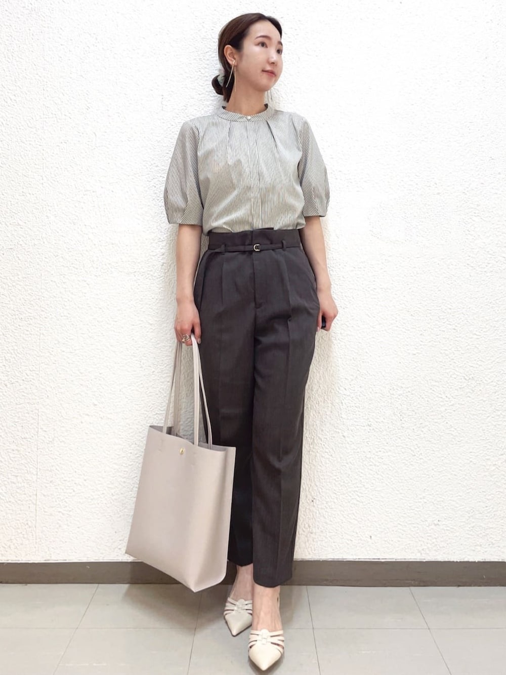 ホワイト系のシャツ/ブラウス、グレー系のその他パンツ、グレー系のトートバッグを着用したレディースの春コーディネートの4枚目の写真