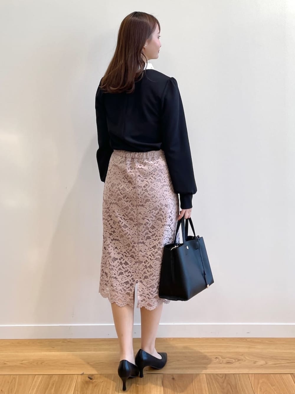 ブラック系のTシャツ/カットソー、ベージュ系のスカート、ブラック系のパンプスを着用したレディースの冬コーディネートの3枚目の写真