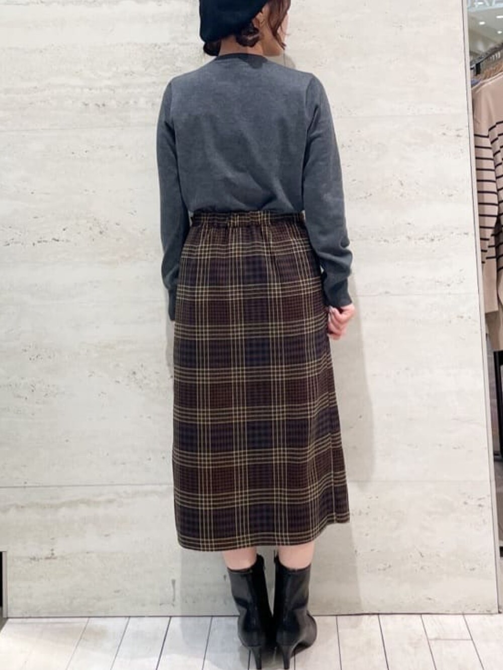 グレー系のカーディガン/ボレロ、ブラウン系のスカート、グレー系のショルダーバッグを着用したレディースの秋コーディネートの4枚目の写真