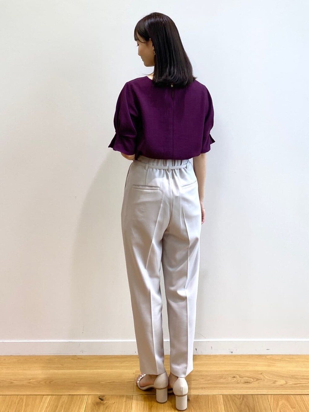 レッド系のシャツ/ブラウス、ベージュ系のサンダル、グレー系のその他パンツを着用したレディースの夏コーディネートの3枚目の写真