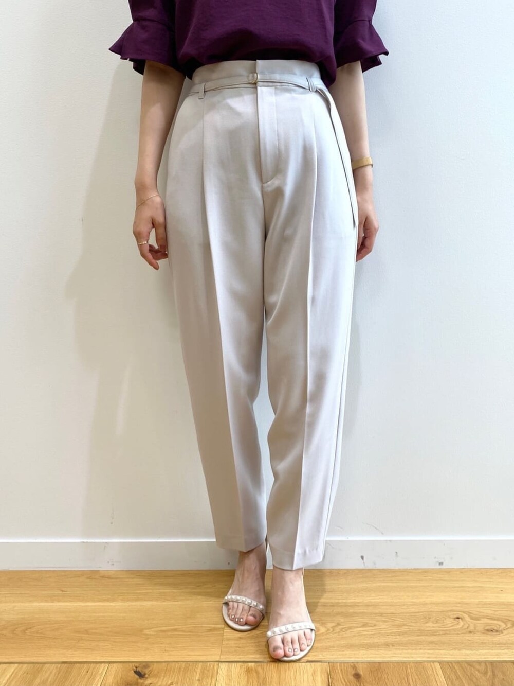 レッド系のシャツ/ブラウス、ベージュ系のサンダル、グレー系のその他パンツを着用したレディースの夏コーディネートの5枚目の写真