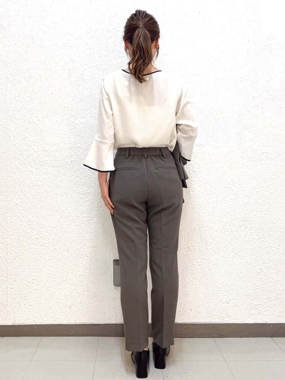 「INDEX、インデックス、index、プチプラ、お出かけコーデ、夏コーデ、モノトーン、秋服準備はじめました、セットアップ、通勤コーデ」｜「indexのバイカラーフレアスリーブブラウス【洗濯機洗い可】（シャツ/ブラウス、ホワイト系）」を使った、index スタッフさん（レディース・160cm）の夏コーディネートの4枚目の写真