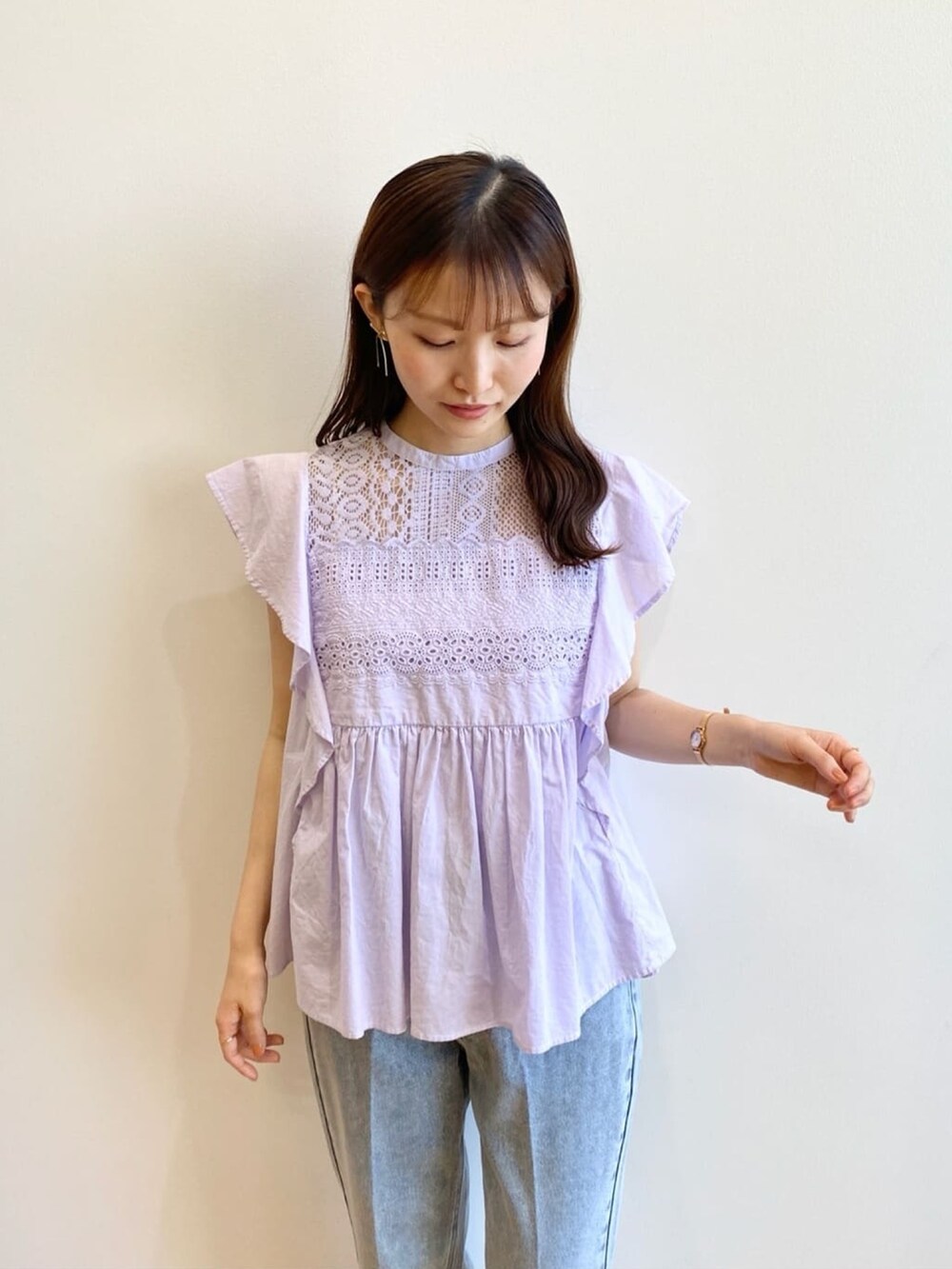 パープル系のシャツ/ブラウス、ブルー系のデニムパンツ、ベージュ系のサンダルを着用したレディースの夏コーディネートの6枚目の写真