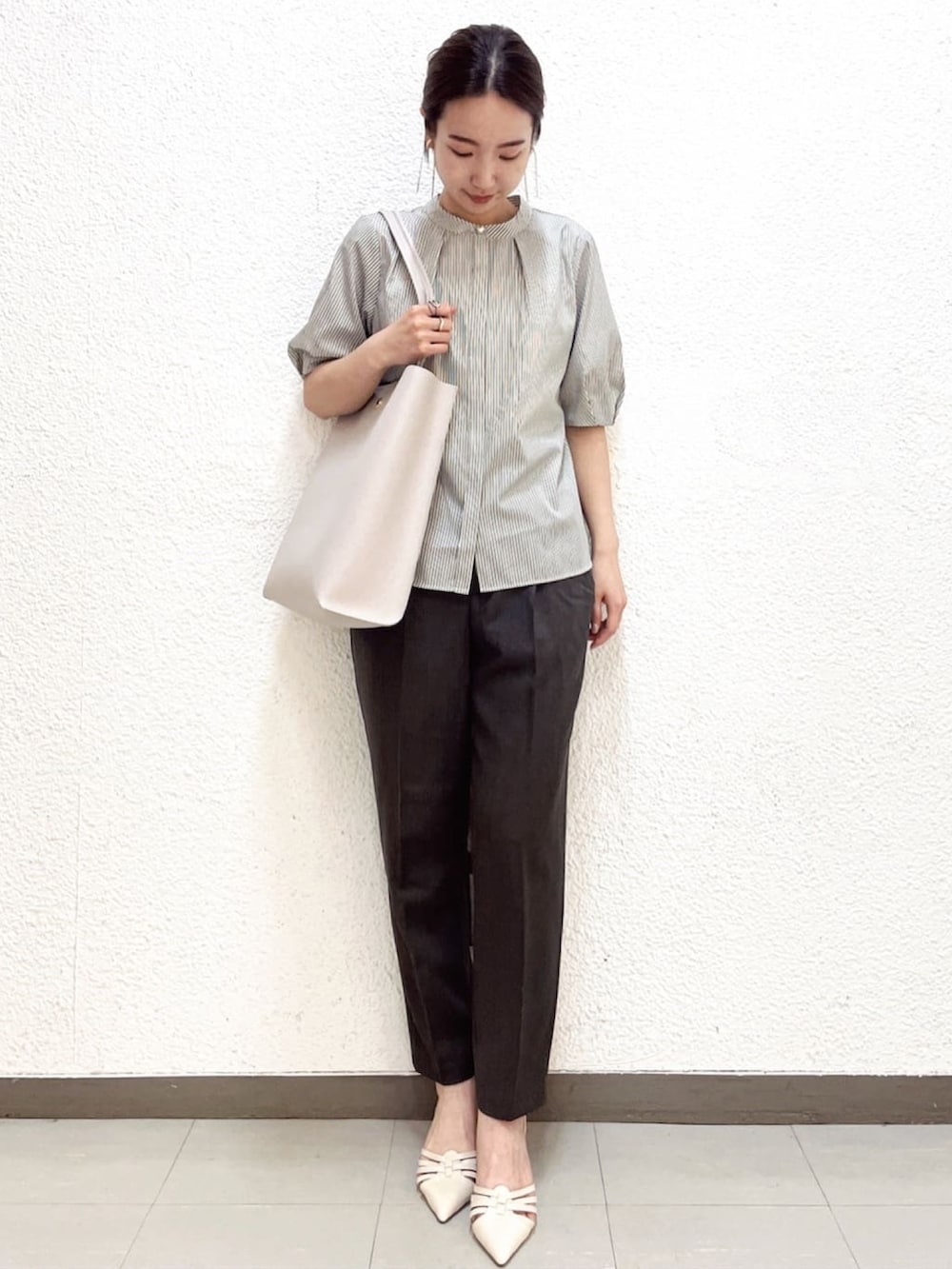 ホワイト系のシャツ/ブラウス、グレー系のその他パンツ、グレー系のトートバッグを着用したレディースの春コーディネートの2枚目の写真