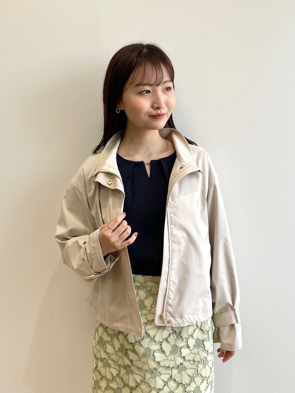 イエロー系のスカート、ブルー系のTシャツ/カットソー、グリーン系のパンプスを着用したレディースの春コーディネートの4枚目の写真