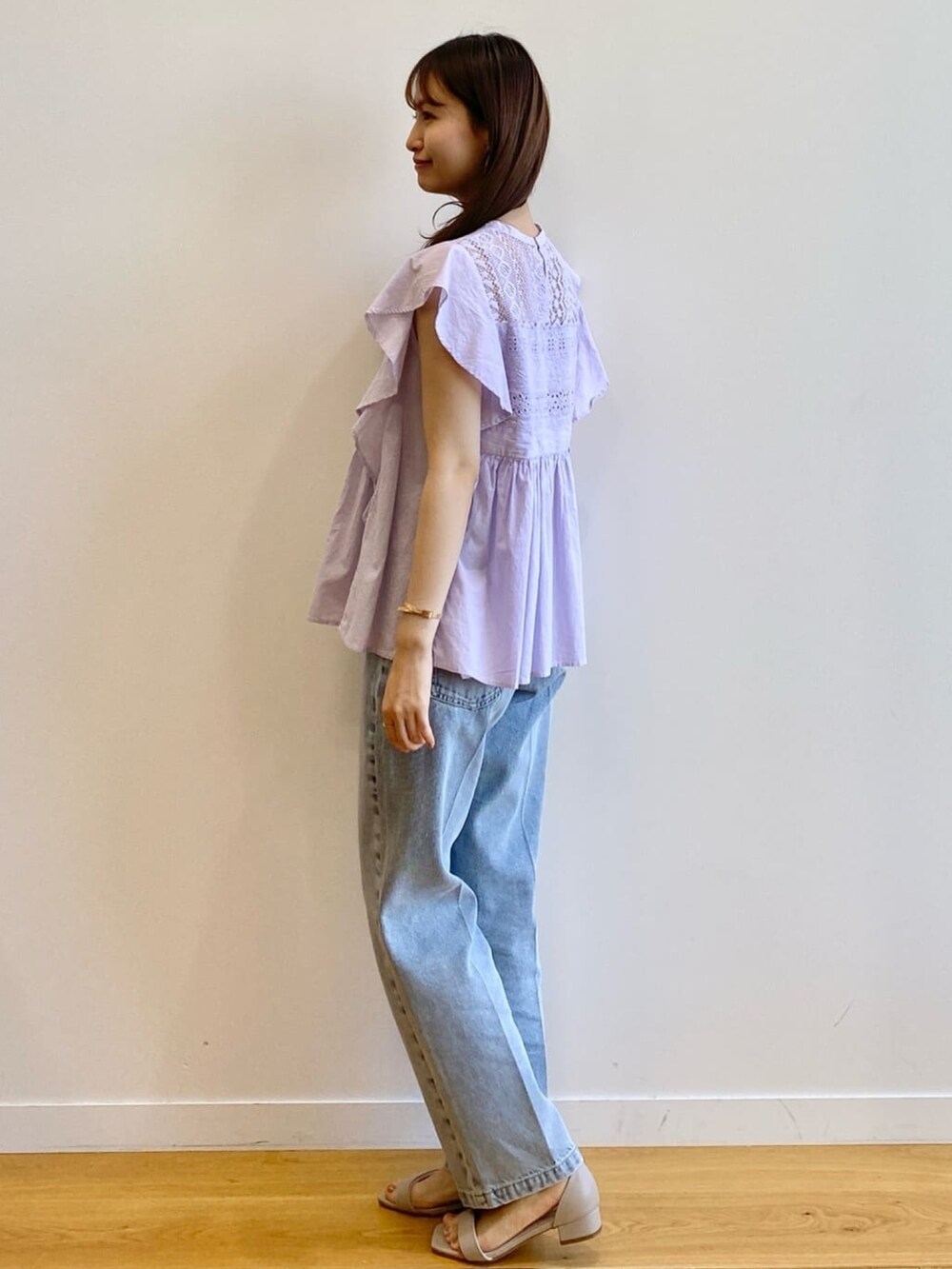 パープル系のシャツ/ブラウス、ブルー系のデニムパンツ、ベージュ系のサンダルを着用したレディースの夏コーディネートの5枚目の写真