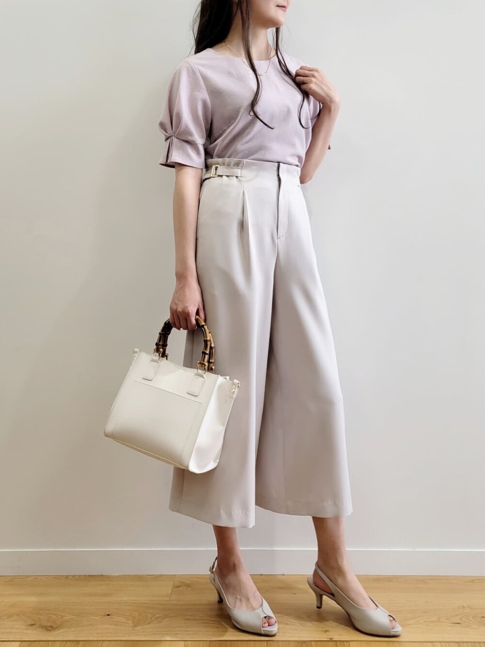 ピンク系のシャツ/ブラウス、グレー系のその他パンツ、ホワイト系のトートバッグを着用したレディースの夏コーディネートの3枚目の写真