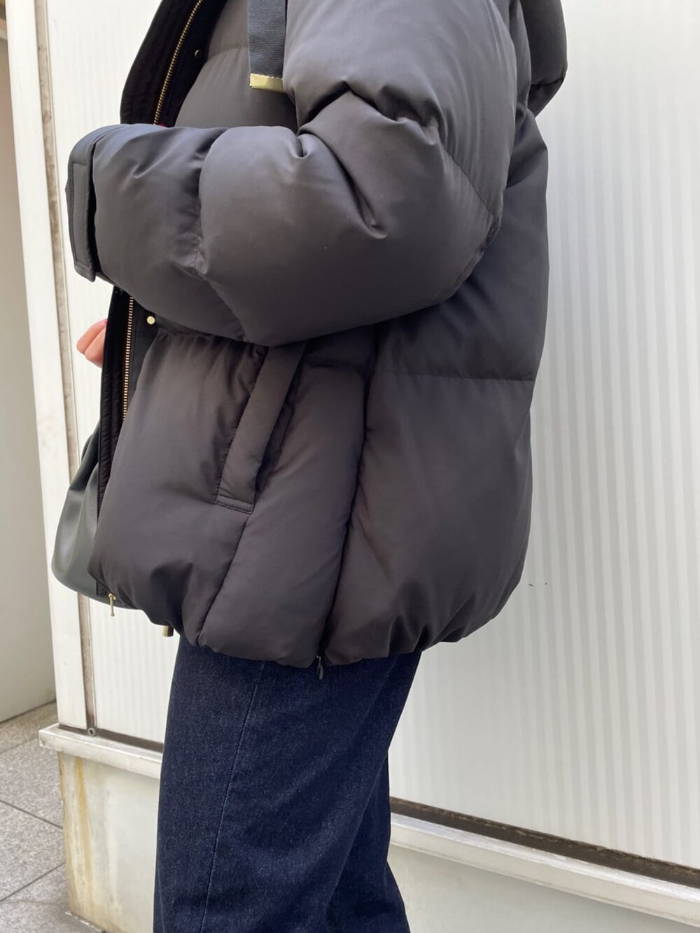 「INDEX、index、インデックス、デニム、ダウン、アウター、ストレートデニム、ニット、秋冬コーデ、ハンドバッグ、ネックレス、プチプラ、カジュアルコーデ、カジュアル、キレイめ」｜「OPAQUE.CLIPのビッグチェーンドロストミニショルダーバッグ【2WAY】（ショルダーバッグ、ブラック系）」を使った、index スタッフさん（レディース・158cm）の秋コーディネートの5枚目の写真