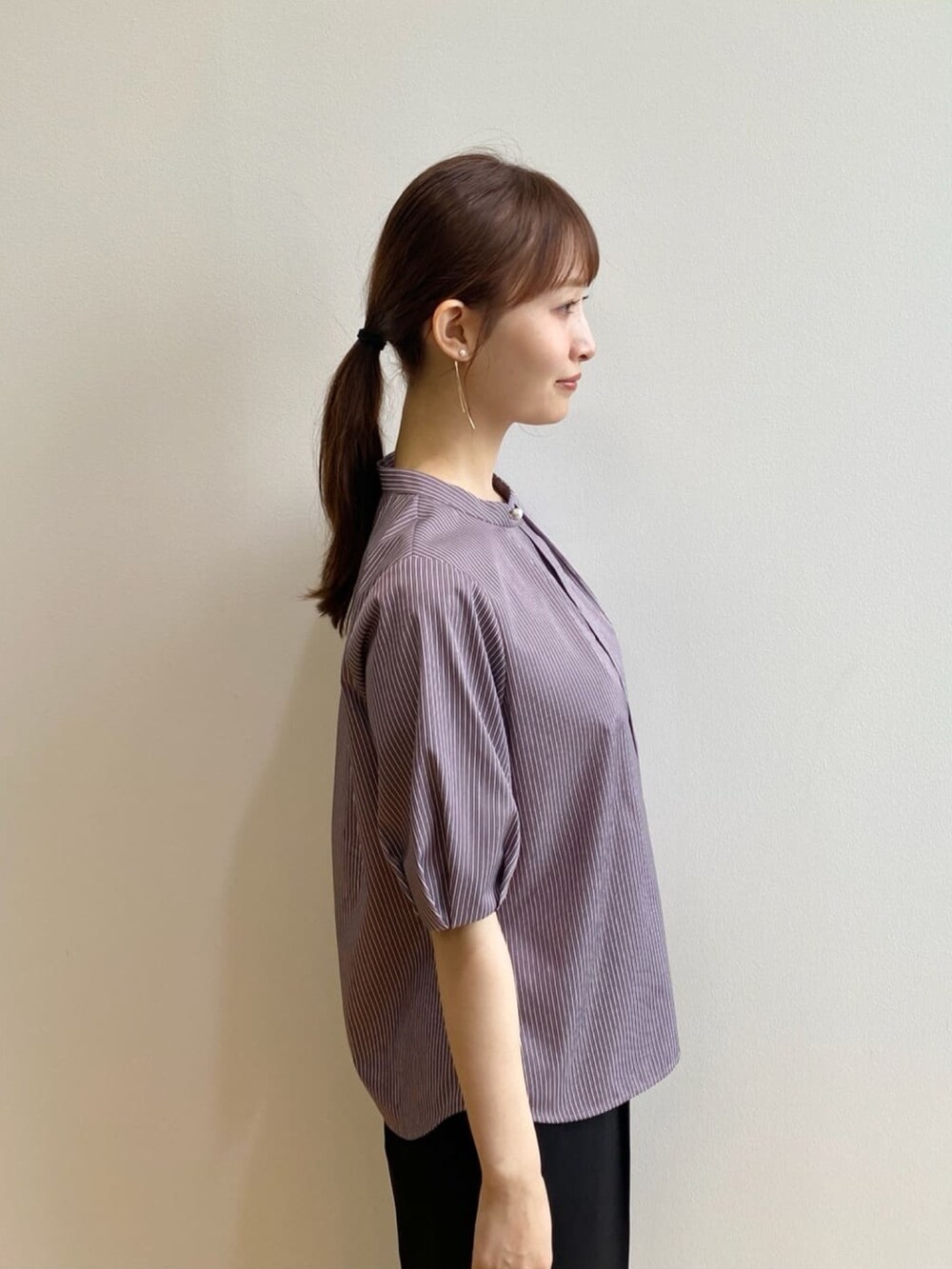 パープル系のシャツ/ブラウス、ブラック系のその他パンツ、ブラック系のサンダルを着用したレディースの夏コーディネートの8枚目の写真