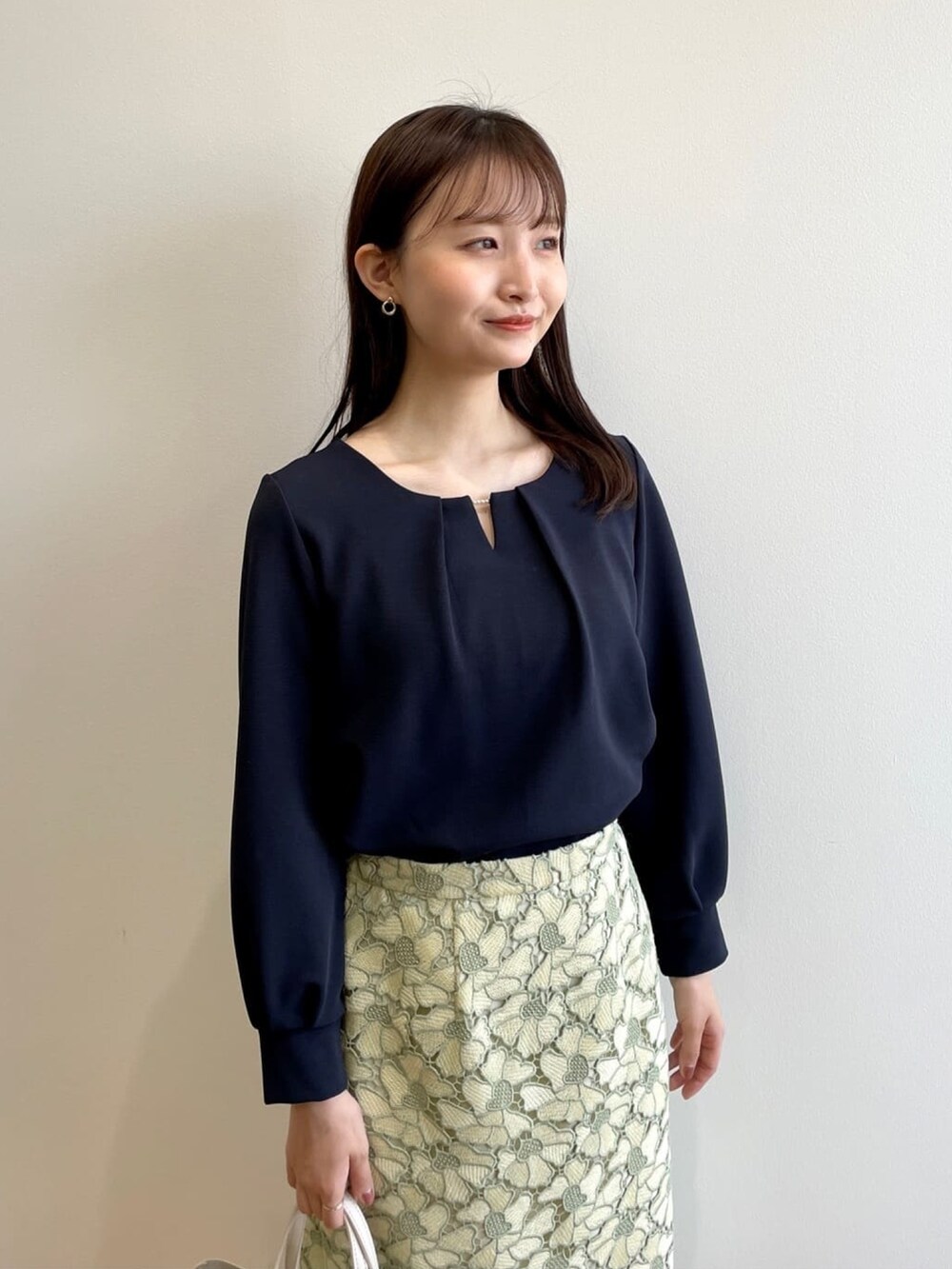 ブルー系のTシャツ/カットソー、イエロー系のスカート、グリーン系のパンプスを着用したレディースの春コーディネートの4枚目の写真