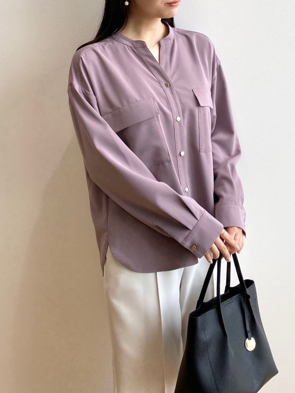 ブラウン系のシャツ/ブラウス、ブラック系のトートバッグ、ブラック系のその他シューズを着用したレディースの秋コーディネートの4枚目の写真