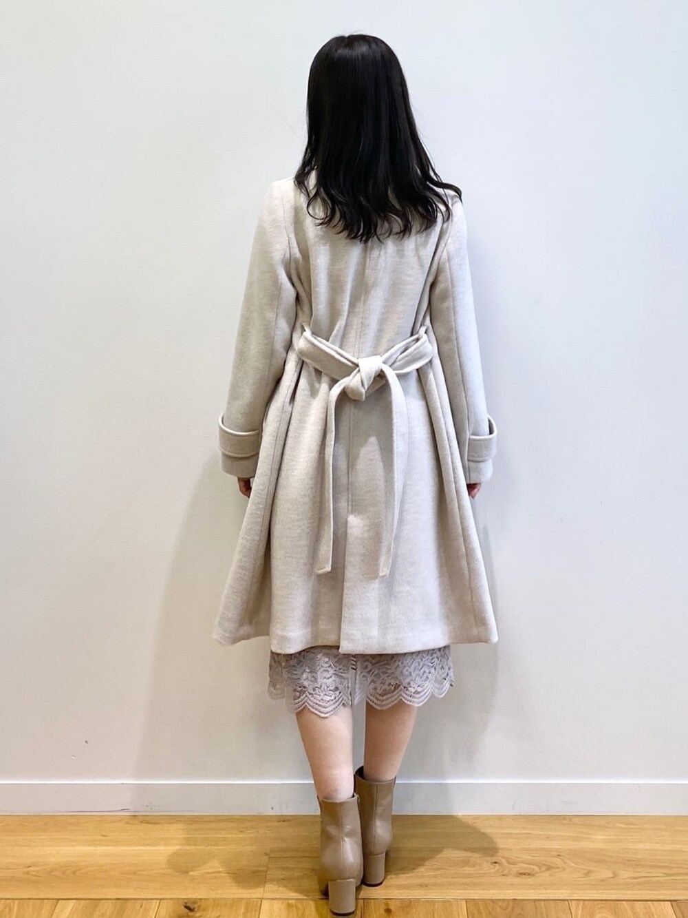 「インデックス、index、INDEX、ブーツ、淡色コーデ、冬アウター、クリスマスに着たい服、マイベストコーデ2023、お出かけコーデ、コート」｜「indexの≪定番人気≫ モールレースタイトスカート【洗濯機洗い可】（スカート、グレー系）」を使った、index スタッフさん（レディース・158cm）の冬コーディネートの3枚目の写真