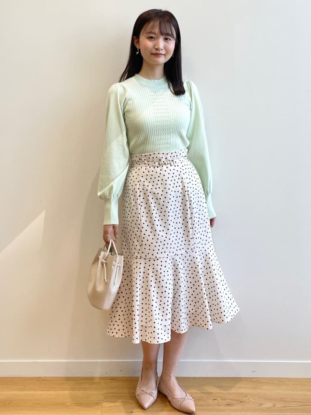 「トレンチコート、ドット柄、春アウター、シンプルコーデ、インデックス、INDEX、パステル映える春、春服みてみて、春服デビュー宣言」｜「indexのMIXケーブル ハイネックパフスリーブニット（ニット/セーター、グリーン系）」を使った、index スタッフさん（レディース・158cm）の春コーディネートの6枚目の写真