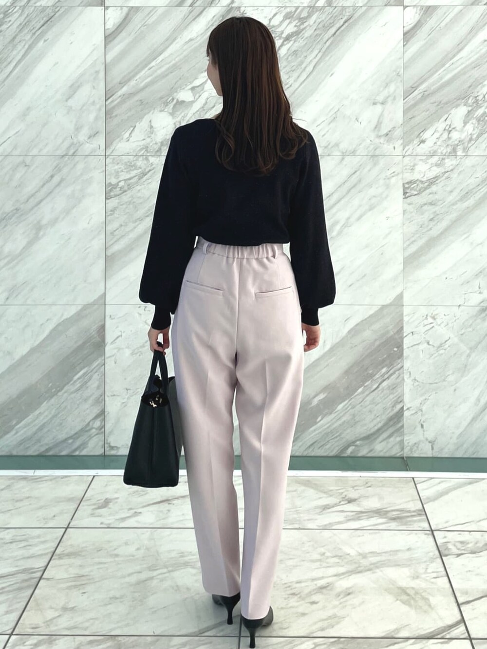 ブラック系のニット/セーター、ピンク系のその他パンツ、ブラック系のトートバッグを着用したレディースの冬コーディネートの3枚目の写真