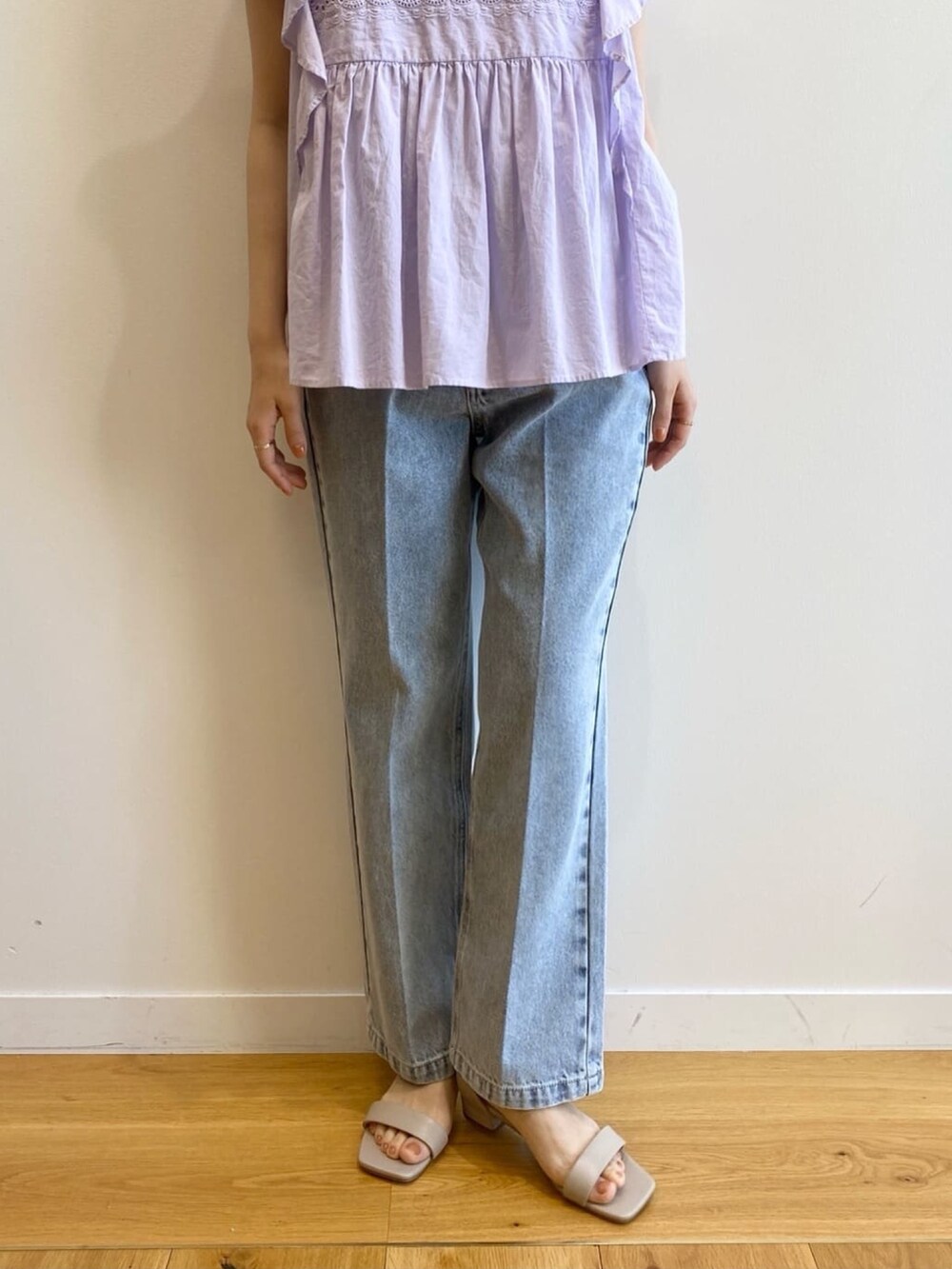 パープル系のシャツ/ブラウス、ブルー系のデニムパンツ、ベージュ系のサンダルを着用したレディースの夏コーディネートの8枚目の写真