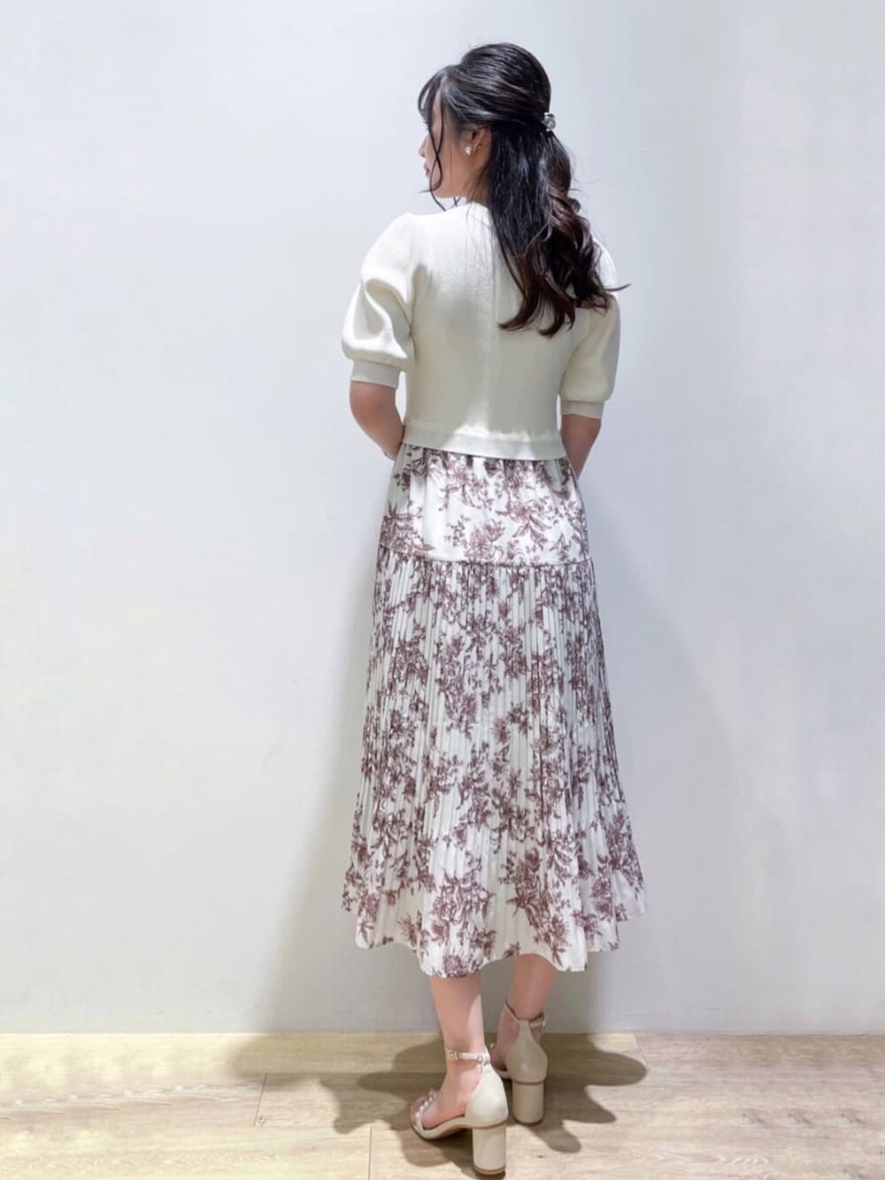 ベージュ系のサンダル、ホワイト系のワンピース、ホワイト系のトートバッグを着用したレディースの夏コーディネートの4枚目の写真