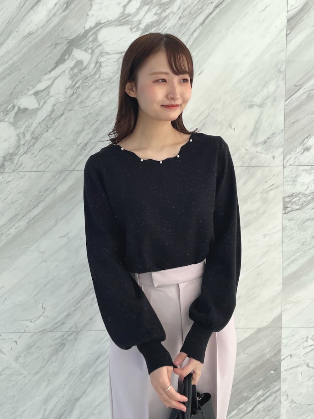 ブラック系のニット/セーター、ピンク系のその他パンツ、ブラック系のトートバッグを着用したレディースの冬コーディネートの4枚目の写真