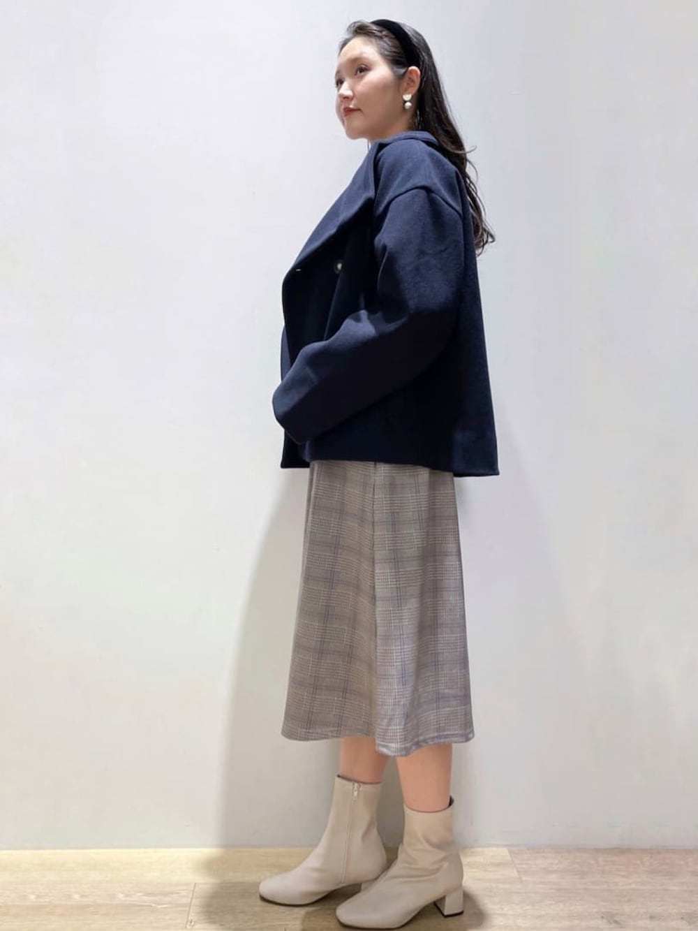 ベージュ系のワンピース、ブルー系のその他アウター、ホワイト系のブーツを着用したレディースの秋コーディネートの2枚目の写真