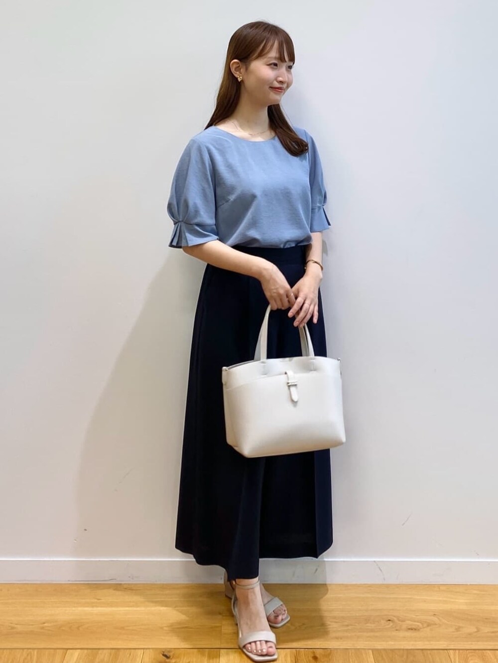 ブルー系のシャツ/ブラウス、ブルー系のその他パンツ、ベージュ系のサンダルを着用したレディースの夏コーディネートの2枚目の写真