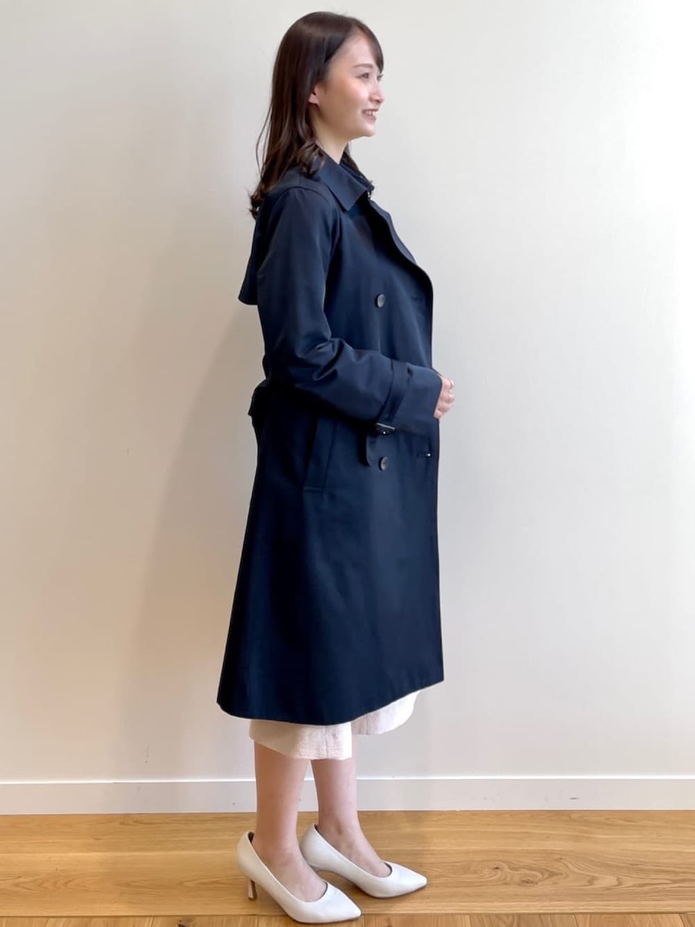 「パンプス、トレンチコート、キレイめ、セレモニー、卒業式、入学式、オフィスカジュアル、インデックス、INDEX」｜「indexのDeodora Freshトレンチコート（トレンチコート、ブルー系）」を使った、index スタッフさん（レディース・158cm）の冬コーディネートの3枚目の写真