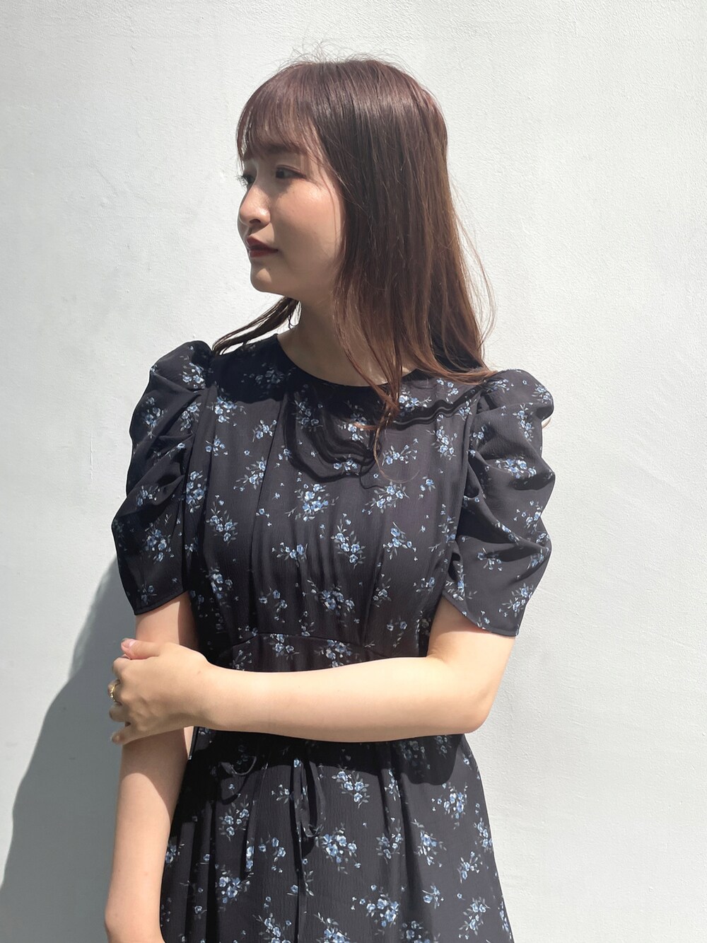 ブルー系のワンピース、ブラック系のショルダーバッグ、ブラック系のサンダルを着用したレディースの夏コーディネートの5枚目の写真