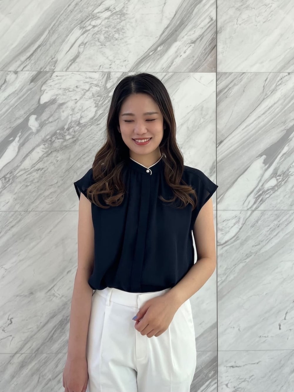 ブルー系のシャツ/ブラウス、ホワイト系のその他パンツ、ホワイト系のパンプスを着用したレディースの春コーディネートの2枚目の写真