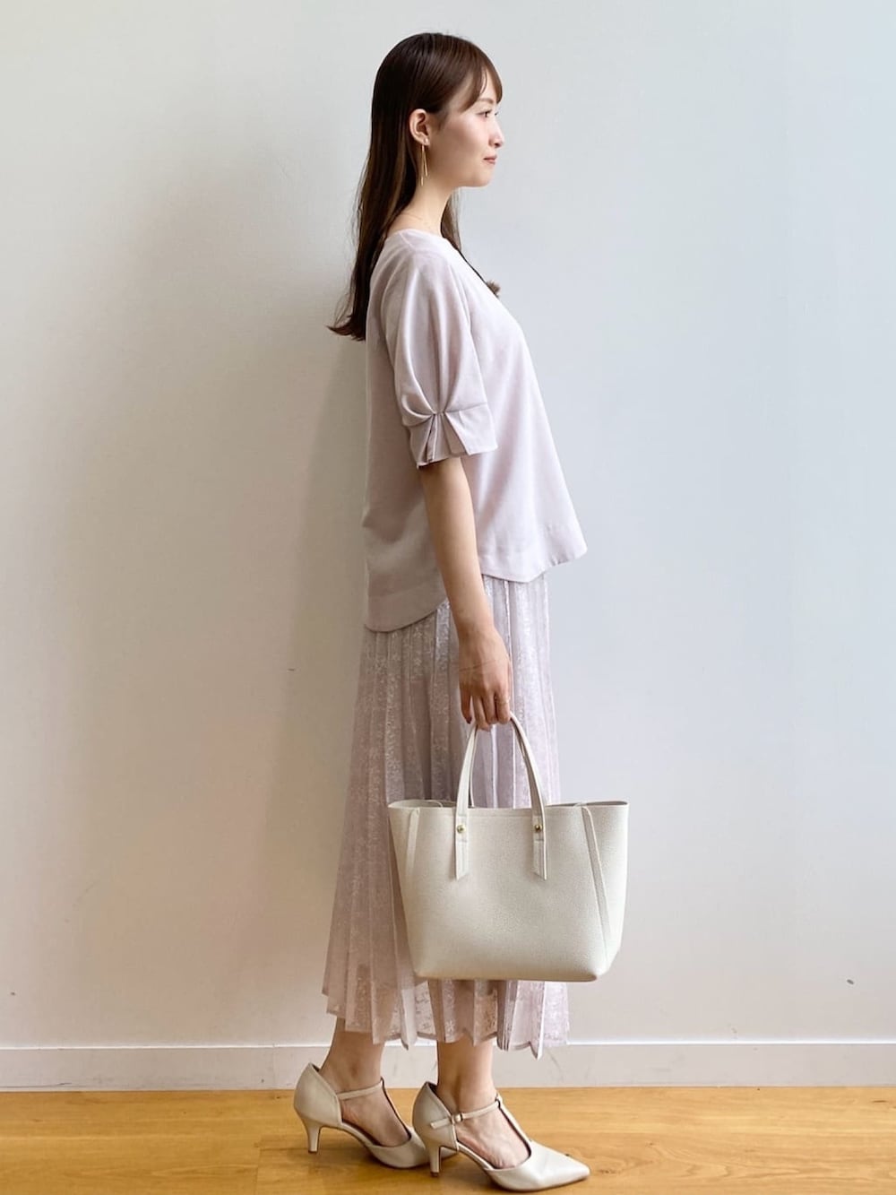 ベージュ系のシャツ/ブラウス、ベージュ系のスカート、ホワイト系のトートバッグを着用したレディースの夏コーディネートの3枚目の写真