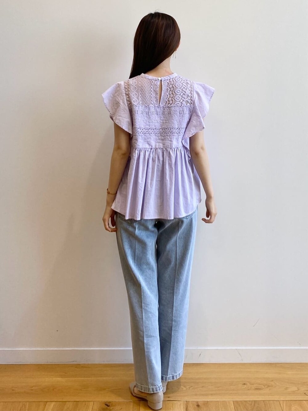 パープル系のシャツ/ブラウス、ブルー系のデニムパンツ、ベージュ系のサンダルを着用したレディースの夏コーディネートの4枚目の写真