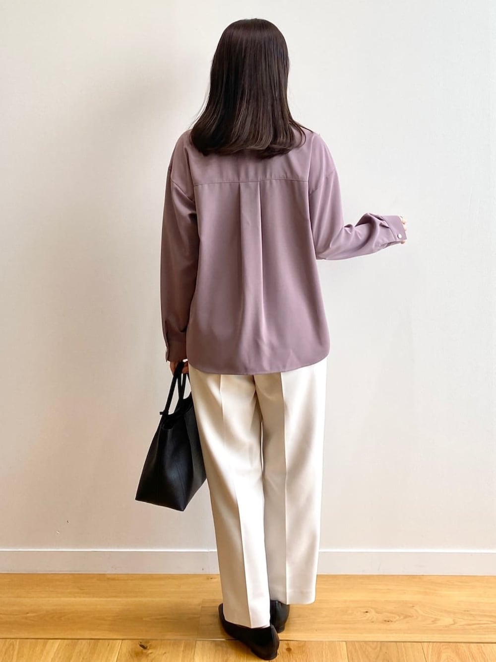 ブラウン系のシャツ/ブラウス、ブラック系のトートバッグ、ブラック系のその他シューズを着用したレディースの秋コーディネートの3枚目の写真