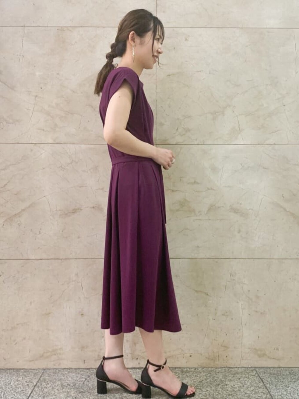 レッド系のワンピース、ブラック系のサンダルを着用したレディースの夏コーディネートの2枚目の写真