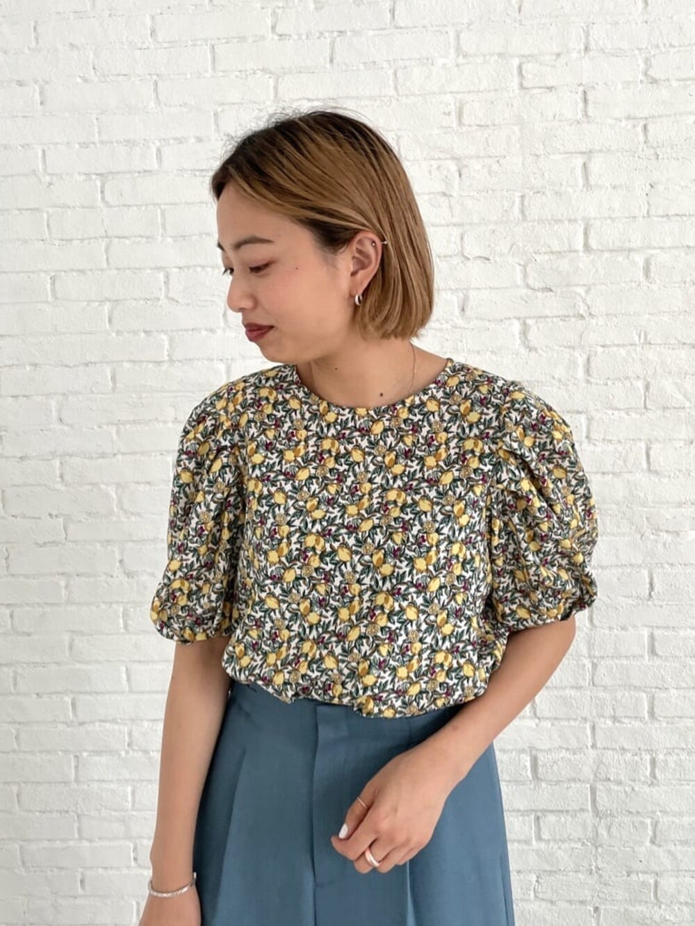 ブルー系のその他パンツ、ホワイト系のサンダル、ホワイト系のシャツ/ブラウスを着用したレディースの夏コーディネートの2枚目の写真