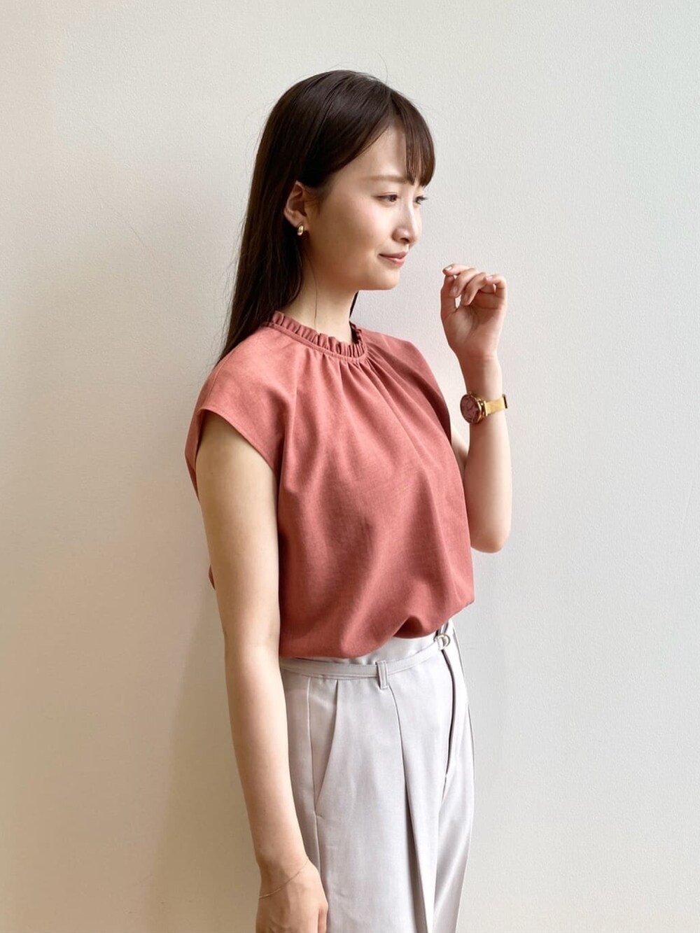 グレー系のその他パンツ、オレンジ系のシャツ/ブラウス、ブラック系のサンダルを着用したレディースの夏コーディネートの5枚目の写真