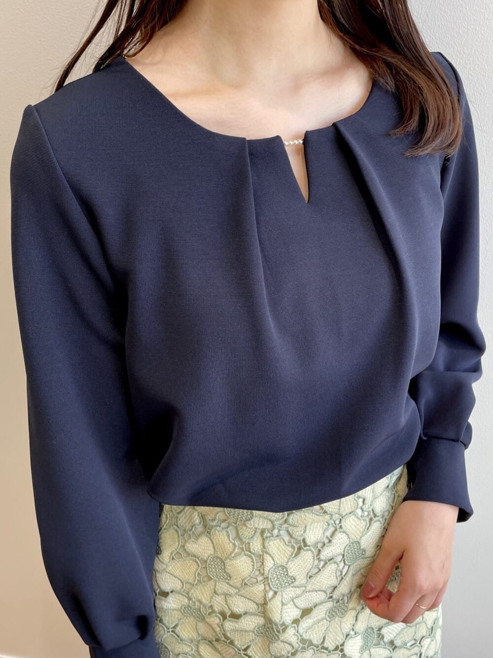 ブルー系のTシャツ/カットソー、イエロー系のスカート、グリーン系のパンプスを着用したレディースの春コーディネートの7枚目の写真