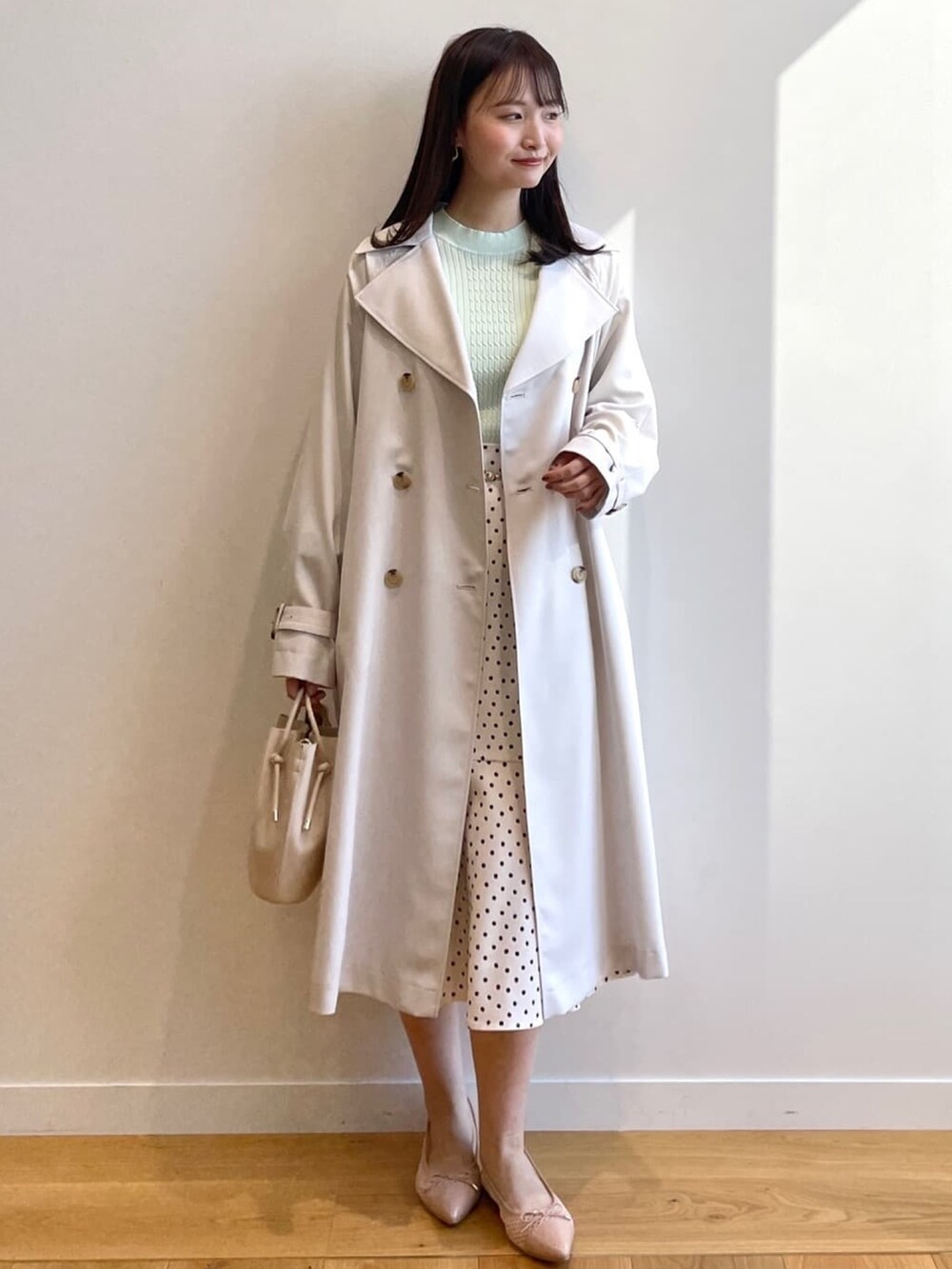 「トレンチコート、ドット柄、春アウター、シンプルコーデ、インデックス、INDEX、パステル映える春、春服みてみて、春服デビュー宣言」｜「indexのMIXケーブル ハイネックパフスリーブニット（ニット/セーター、グリーン系）」を使った、index スタッフさん（レディース・158cm）の春コーディネートの3枚目の写真