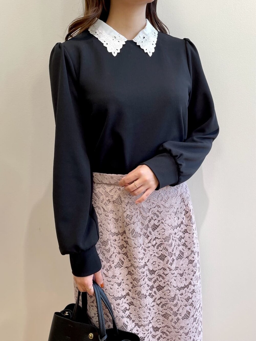 ブラック系のTシャツ/カットソー、ベージュ系のスカート、ブラック系のパンプスを着用したレディースの冬コーディネートの4枚目の写真