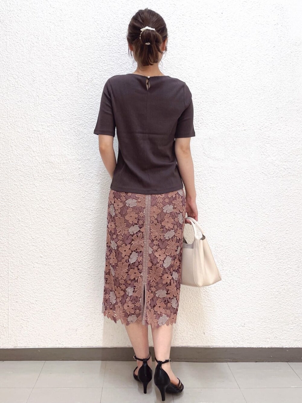 ブラウン系のTシャツ/カットソー、ピンク系のスカート、ホワイト系のトートバッグを着用したレディースの夏コーディネートの4枚目の写真