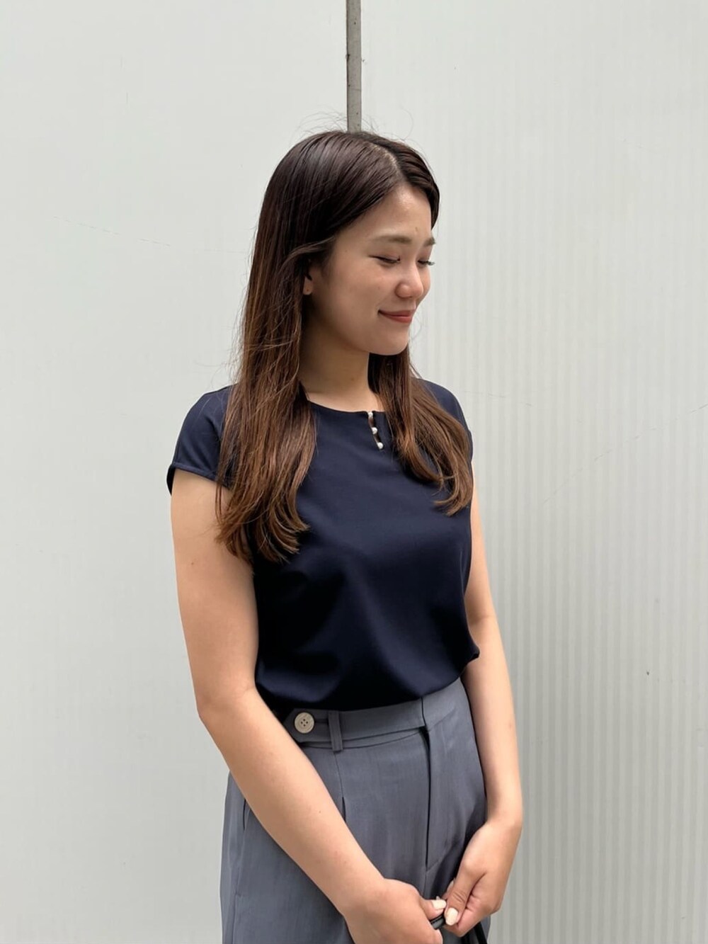 グレー系のその他パンツ、ブルー系のTシャツ/カットソー、ブラック系のサンダルを着用したレディースの春コーディネートの5枚目の写真